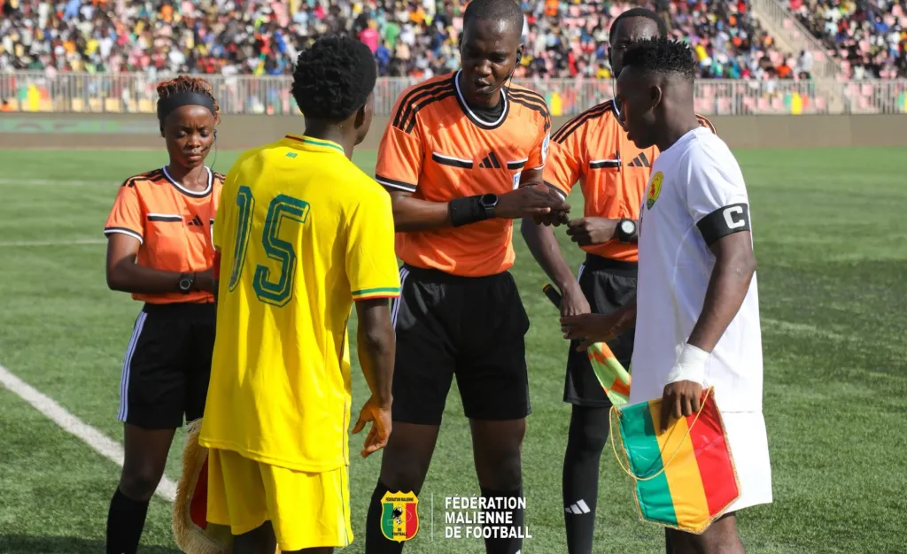 Les capitaines et les arbitres avant le coup d’envoi du tournoi UFOA-A U20