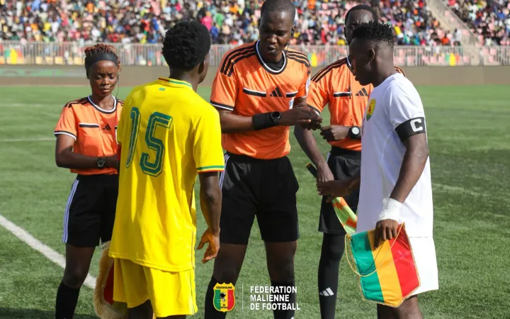 Les capitaines et les arbitres avant le coup d’envoi du tournoi UFOA-A U20