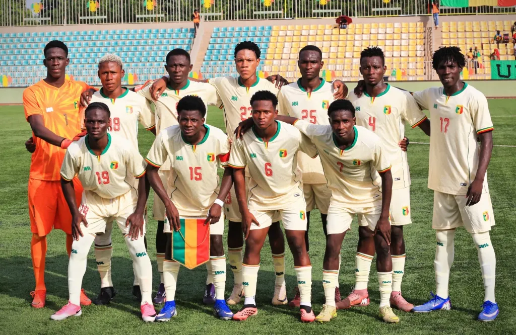 Les Aiglons U20 en tenue blanche