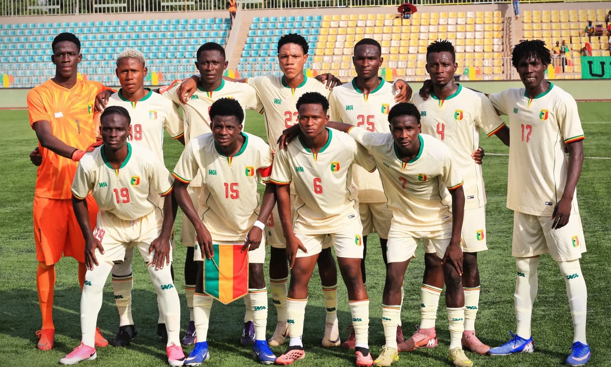 Les Aiglons U20 en tenue blanche